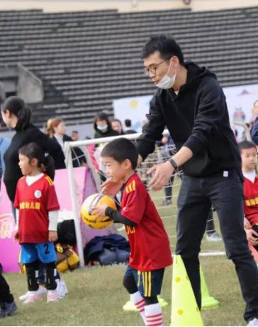 幼儿足球启蒙足球小将,足球小将3-6岁儿童足球