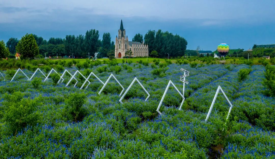 在济南花式避暑，一见“清”心！只需一瞥，便足以把酷夏原谅…