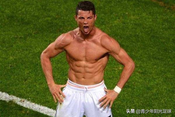 足球运动员的腹肌怎么练的,哪些足球动作能练出腹肌