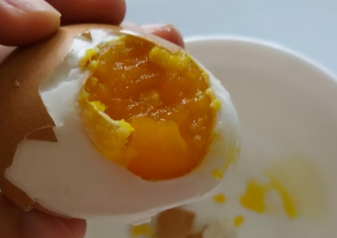 腌鸡蛋不要只懂加盐，分享正确做法，0失败，鸡蛋个个起沙流油