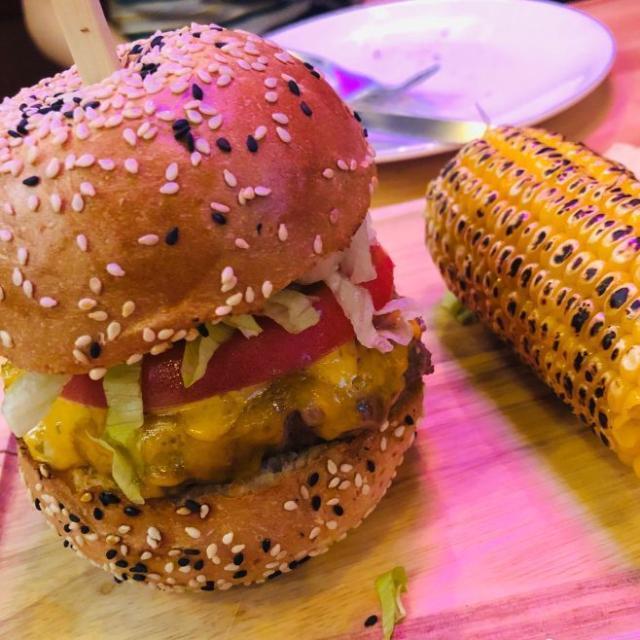 头一次在足球酒吧吃到90块钱的玉米片贵到离谱却好吃至极