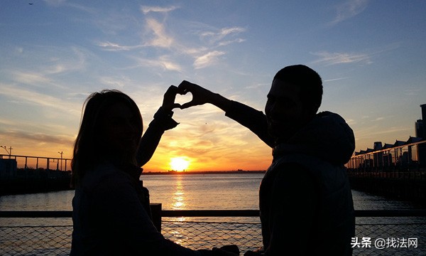 对正起诉离婚的妻子、前妻实施不轨，涉嫌强奸罪吗？