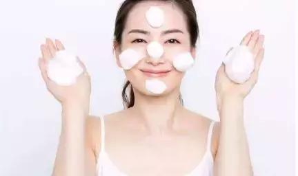 如何用清洁力强的洗面奶正确洗脸,怎样用洗面奶正确洗脸才能洗白