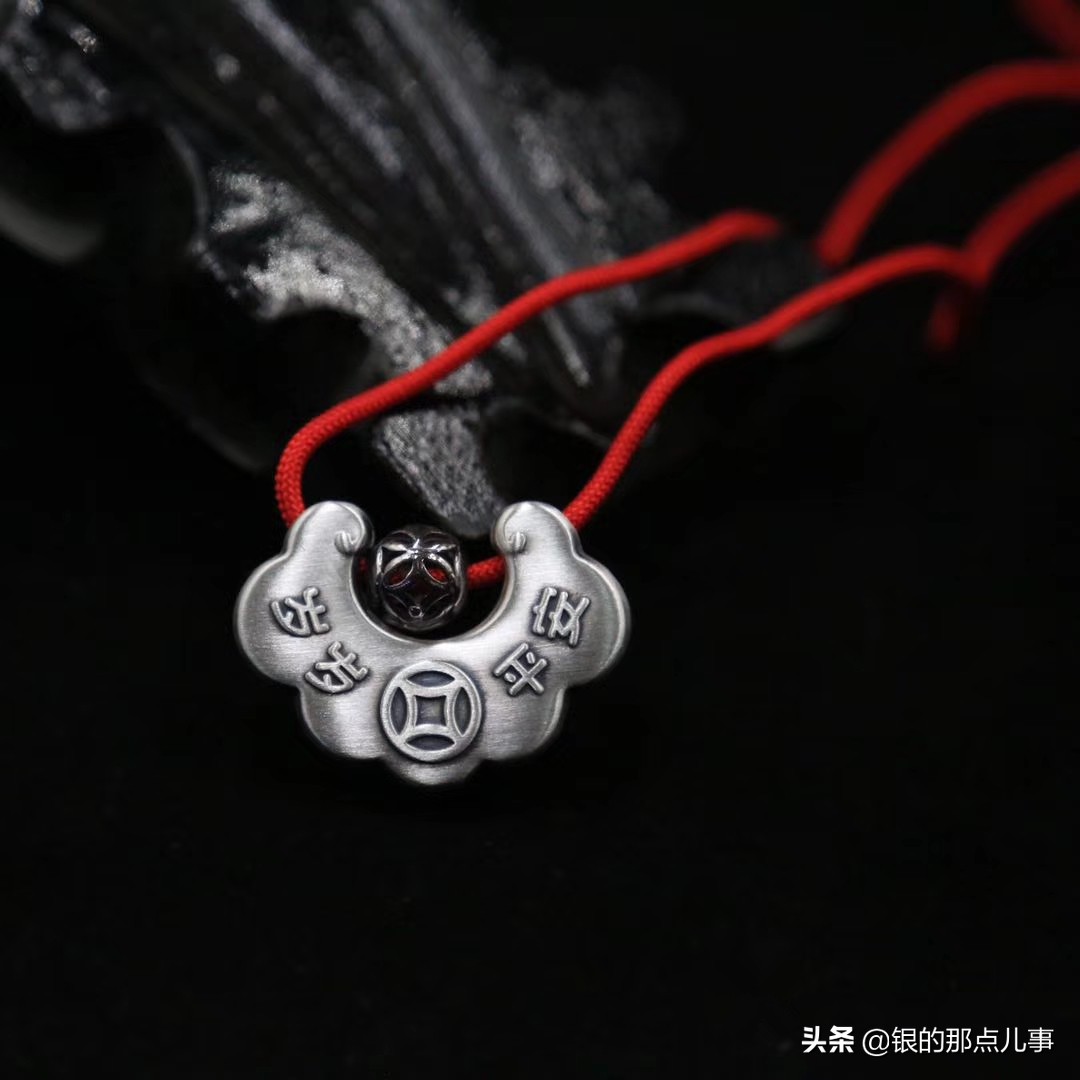 小银锁可以自己买给自己戴吗,银锁项链自己戴了可以送人吗