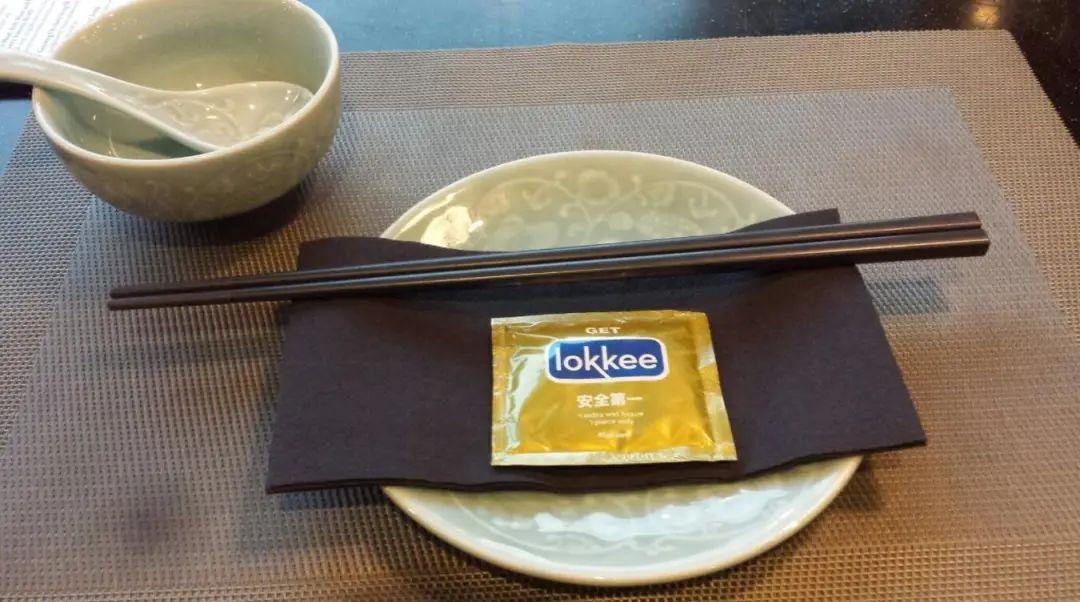 套套餐具、半裸服务……餐厅的“软色情”你能接受吗？