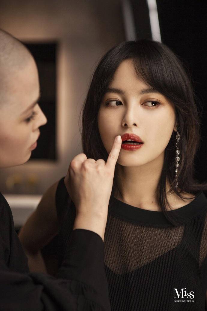 哑光妆容的魅力，在于提供漆黑的夜晚，展现色彩之美