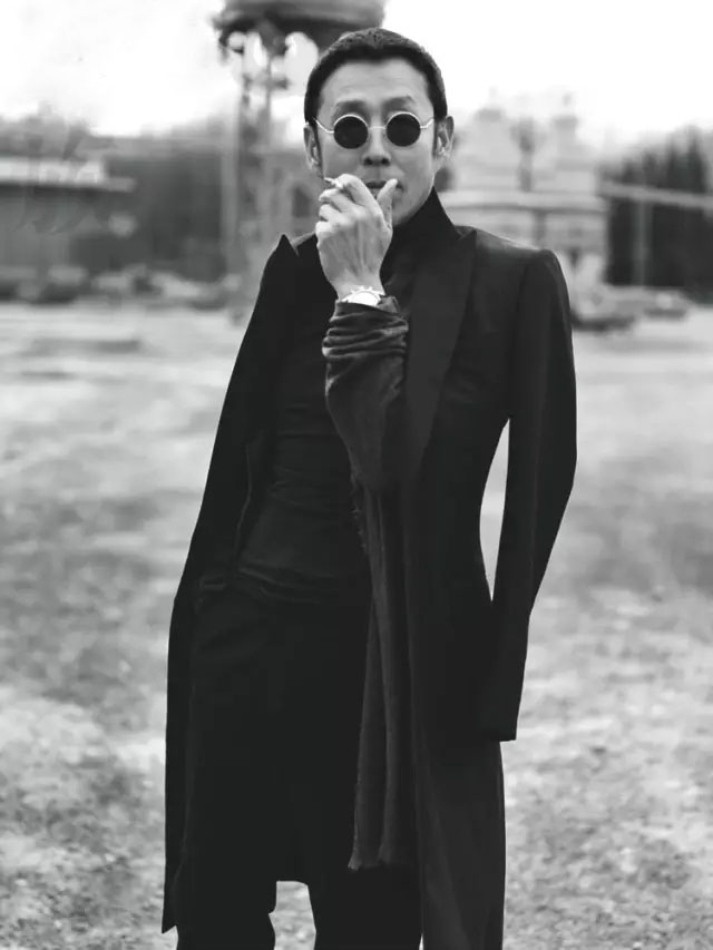 在气质上,42岁的靳东、46岁的郭德纲,都不敌64岁的陈道明