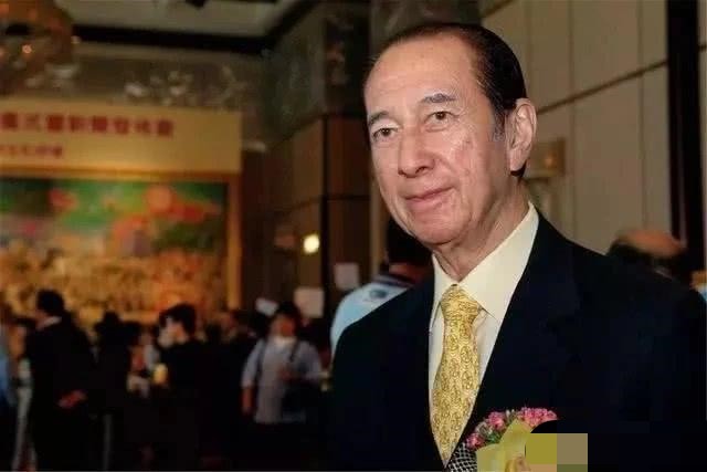 赌王何鸿燊疑病情加重,三太四太现身表情严肃,二人打扮却差距大