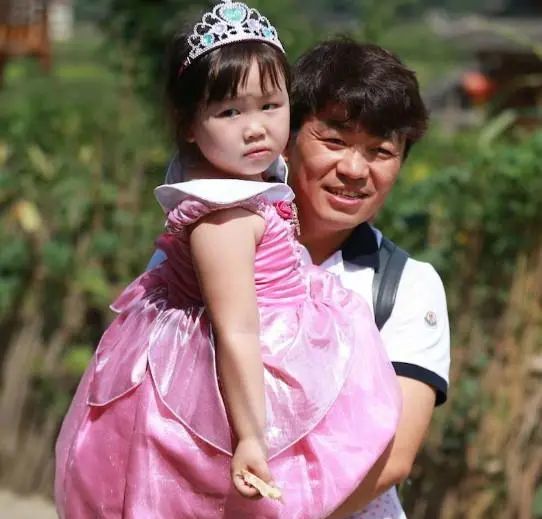 王宝强的小孩多大了长得怎么样,王宝强10岁儿子近照曝光