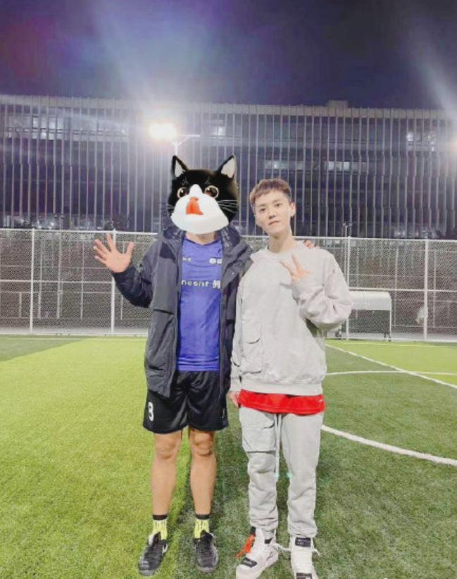 鹿晗跟球星一起踢球,鹿晗邓超踢球微博互动