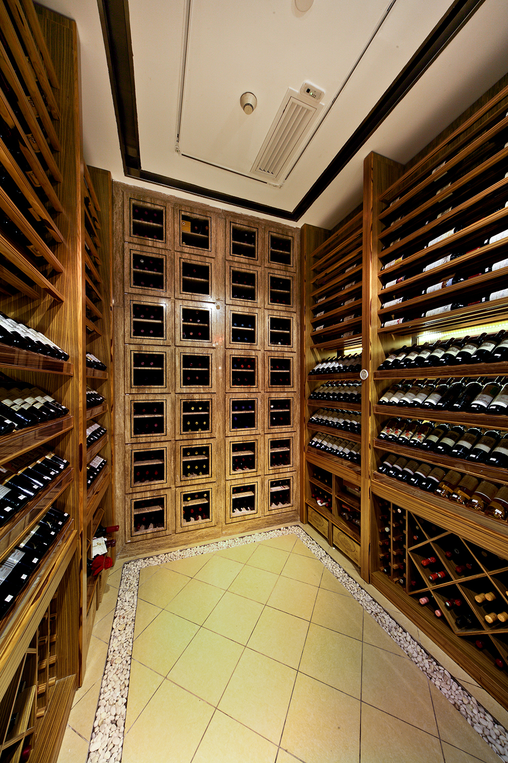 民族风格酒柜设计现代简约,轻奢风格餐厅酒柜设计