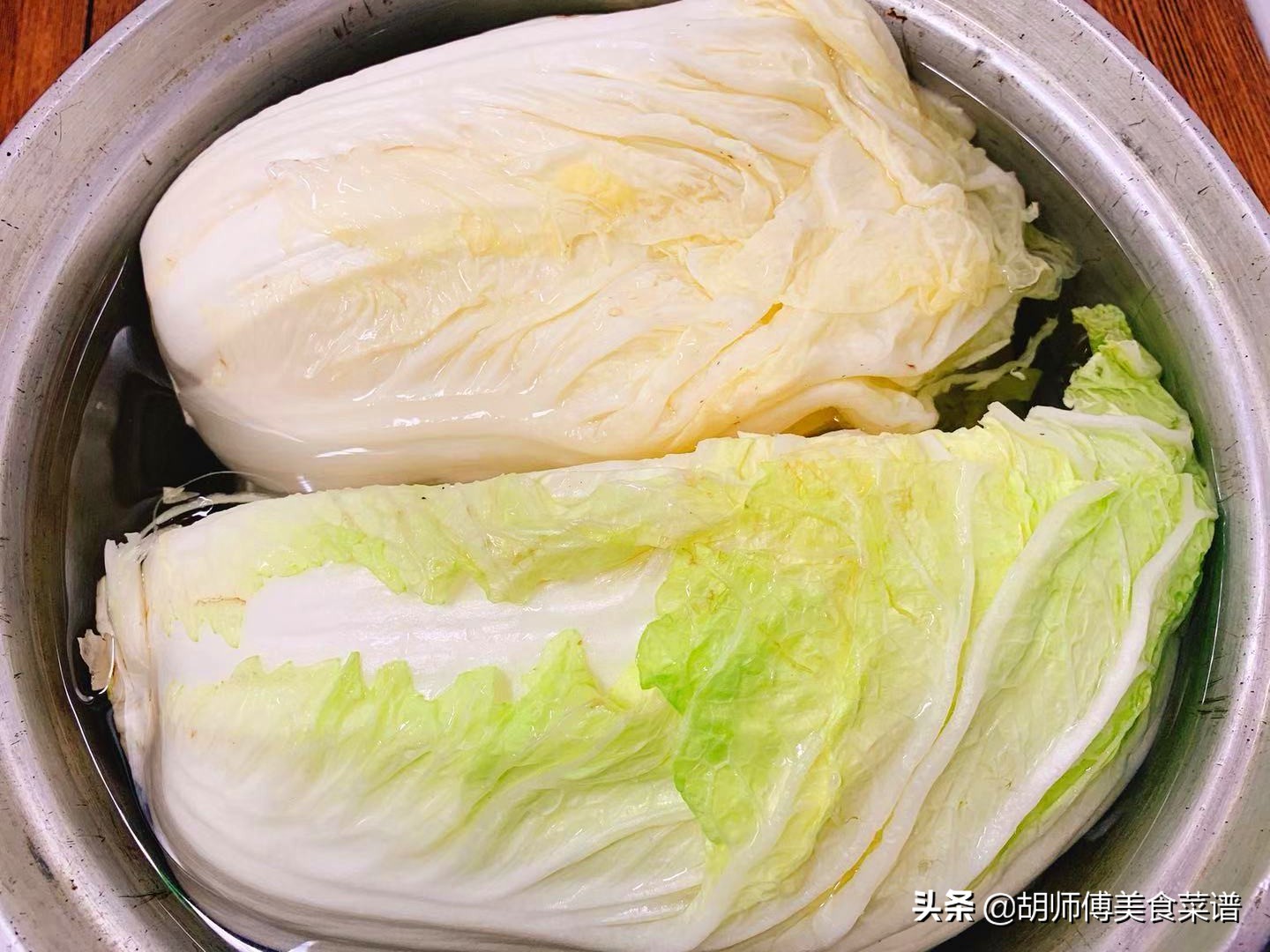 不用放盐的腌酸菜的方法,腌酸菜牢记3要点腌出的酸菜