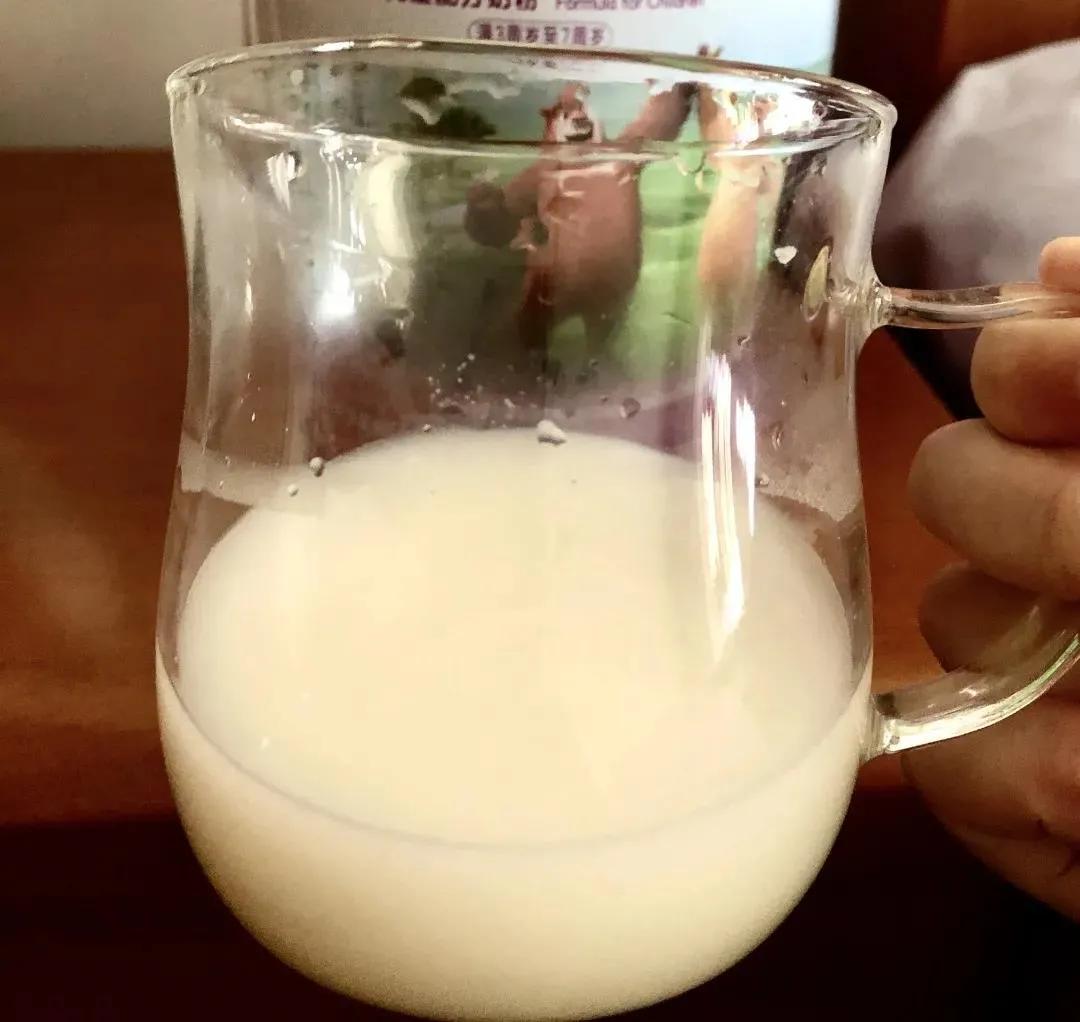 奶粉溶解快好还是慢好,为什么冲好的奶粉有很多泡泡