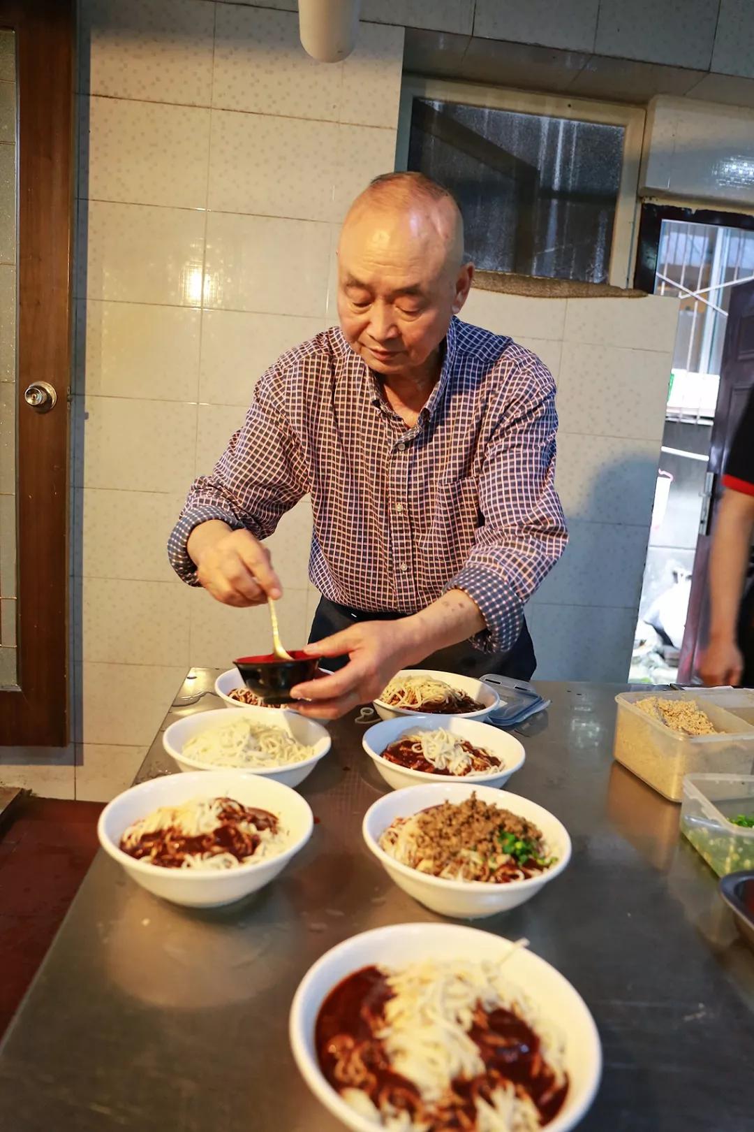 两个七旬老人开一家面馆,两老人开了30年店