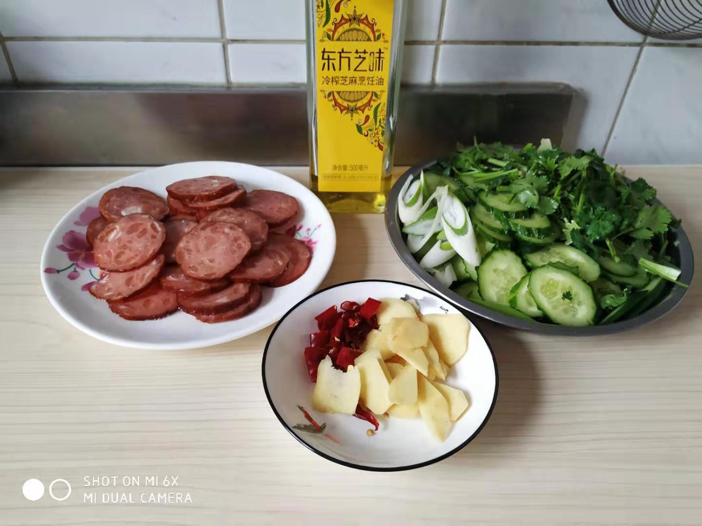 凉拌火腿肠金针菇干豆腐,凉拌火腿肠年夜饭飘香