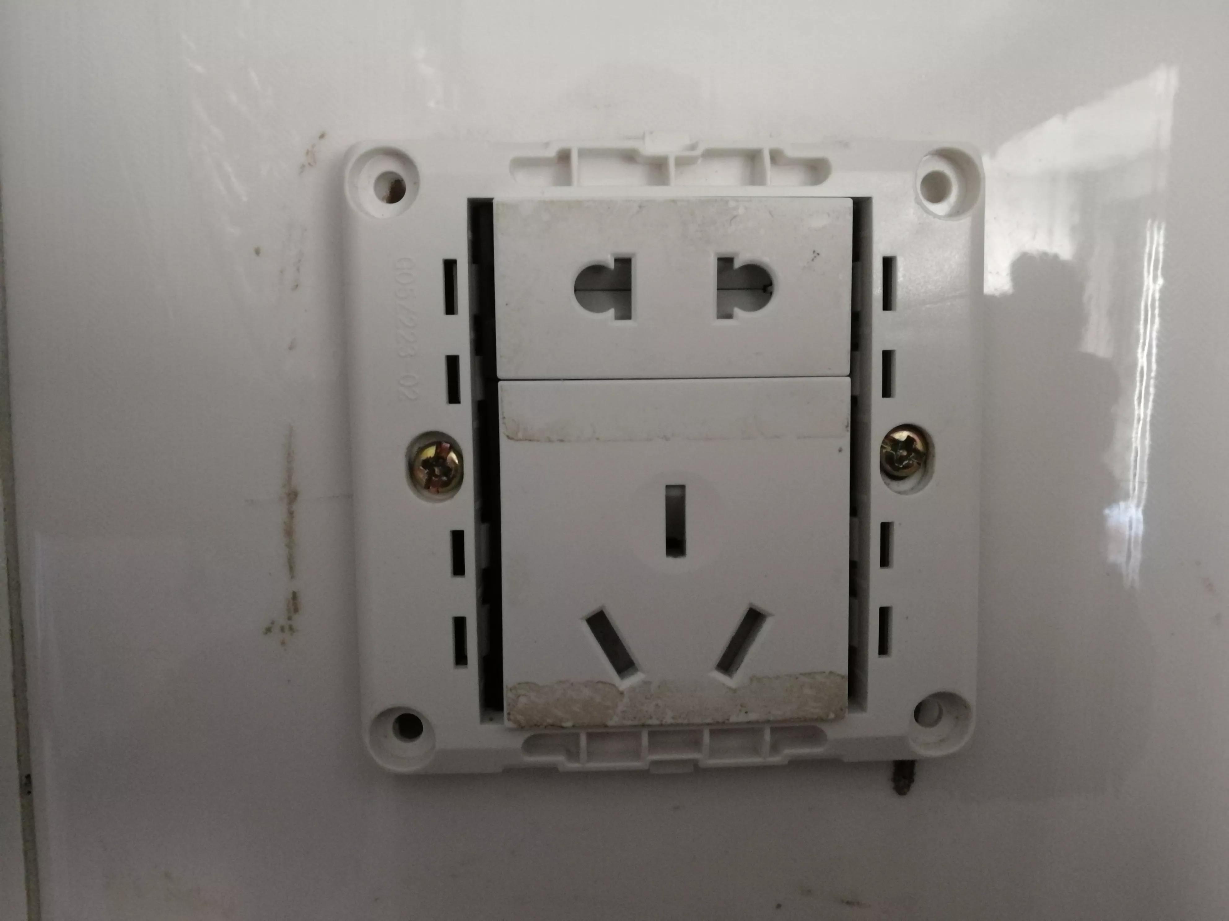 墙壁上插座的固定螺丝坏了怎么修,插座暗盒螺丝滑丝了怎么办