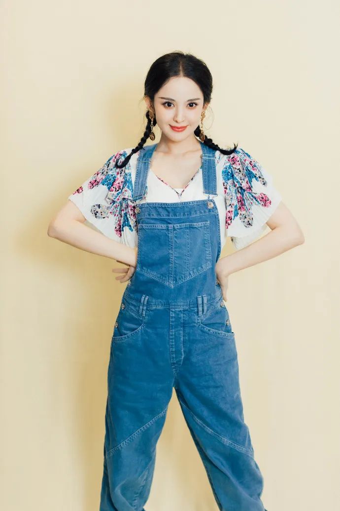 穿背带裤感觉松松垮垮的,穿背带裤显人厚该怎么弄