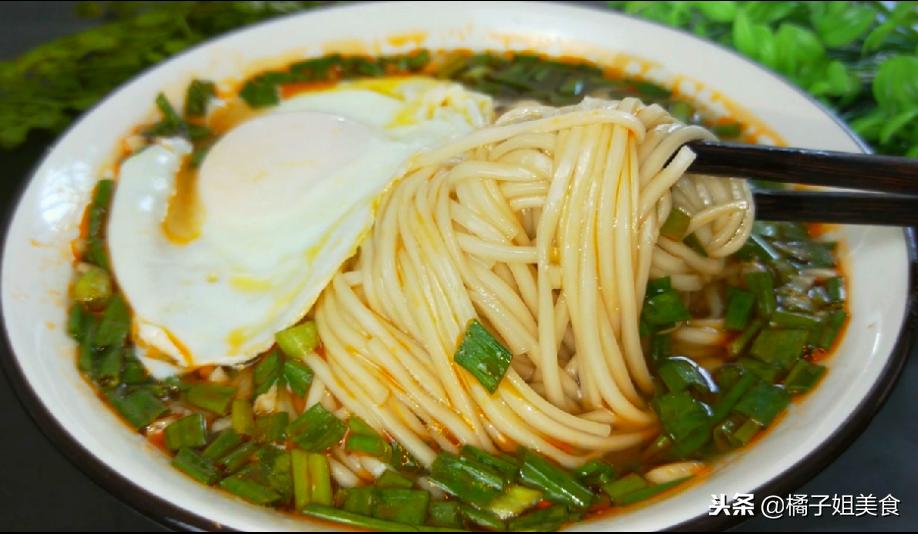 最简单最好吃的面条做法,酸辣凉拌宽面条怎么做好吃