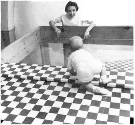 孩子掉床以后的心理伤害程度,宝宝摔床下了怎么观察是否有事