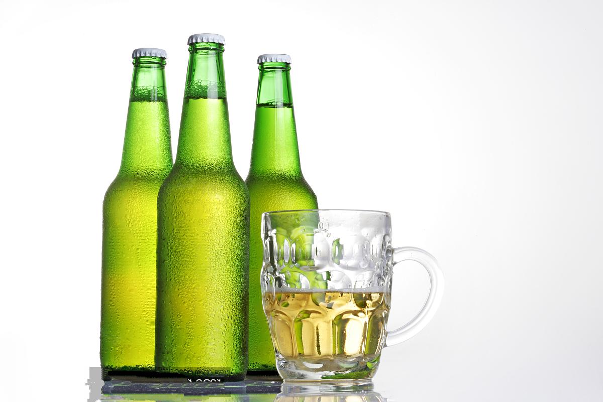 喝啤酒不用开瓶器，喝了十几年啤酒才知这个方法，女生都能轻易开