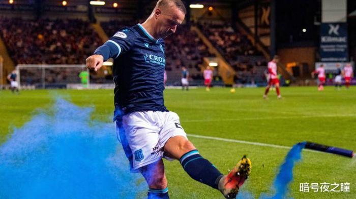 利·格里菲斯为自己将烟雾装置踢回人群而道歉