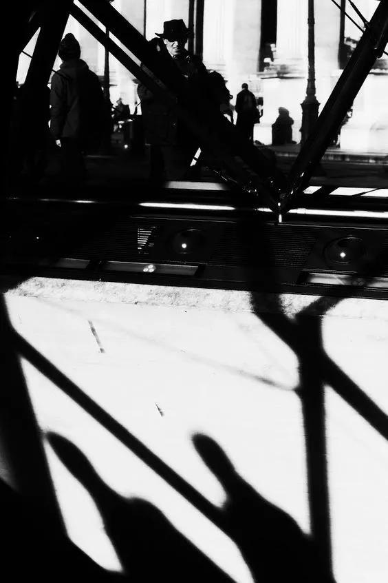 用一本小说讲透时间的秘密，生存的意义，这位作家的格局不止于此