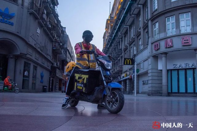 00后武汉封城期间一首《武汉加油》唱火,为谋生曾送外卖摆地摊