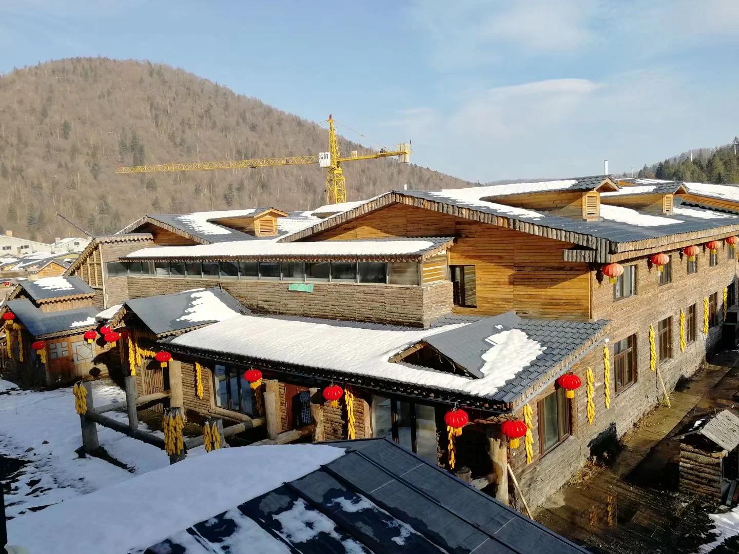 小小双峰冷凝紫气，壮美山河雪掩行踪