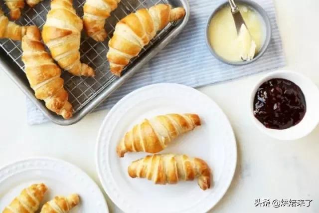 怎么吃都不重样的牛角包，一口咬下去，外酥内软，软绵不失嚼劲