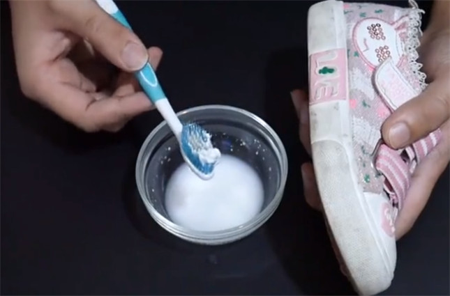 小白鞋清洁变白,小白鞋脏了一擦就能变白的神器