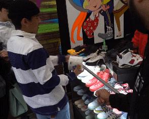 一卷纸换一双AJ，在美帝拥有纸巾的人有多“嚣张”