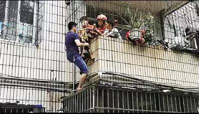 独腿踢球的神奇小子,励志独腿小伙踢足球用坏46副拐杖