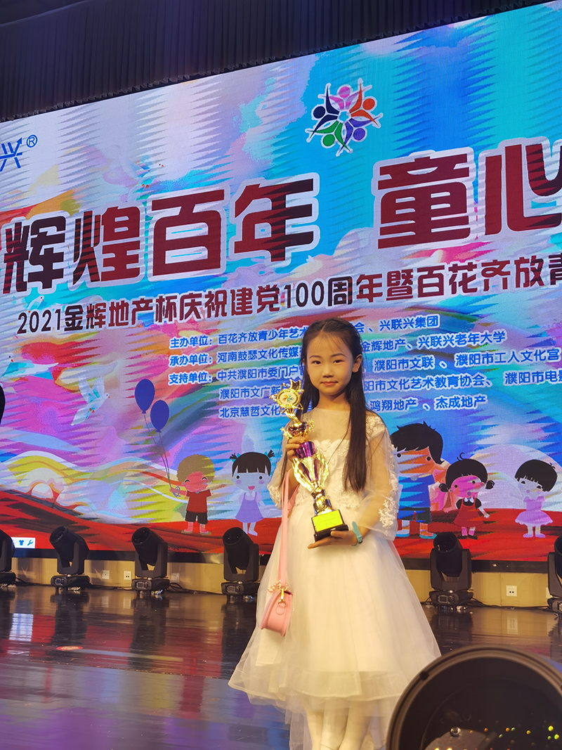 郑州暴雨女子徒手清理下水道,女孩暴雨后借铁锹清淤