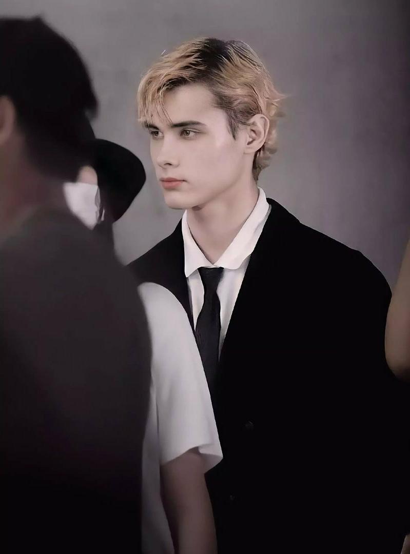 利路修颜值这么高？换上新发型掀起刘海后，被调侃自我防爆第一人