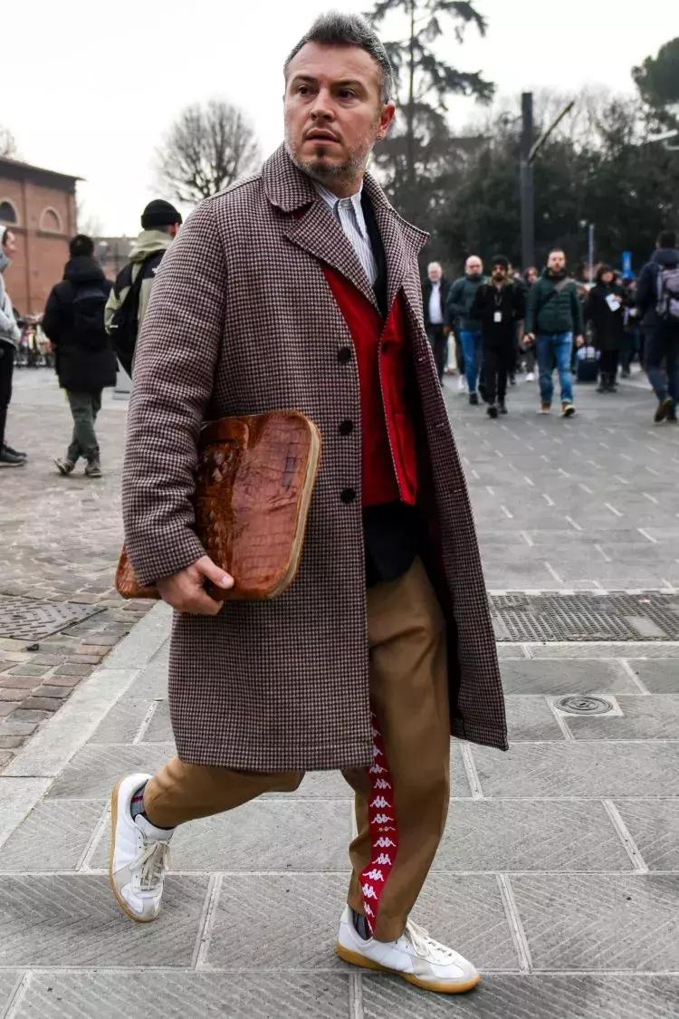 运动裤的多种穿搭方式,男生灰色运动裤怎么穿搭