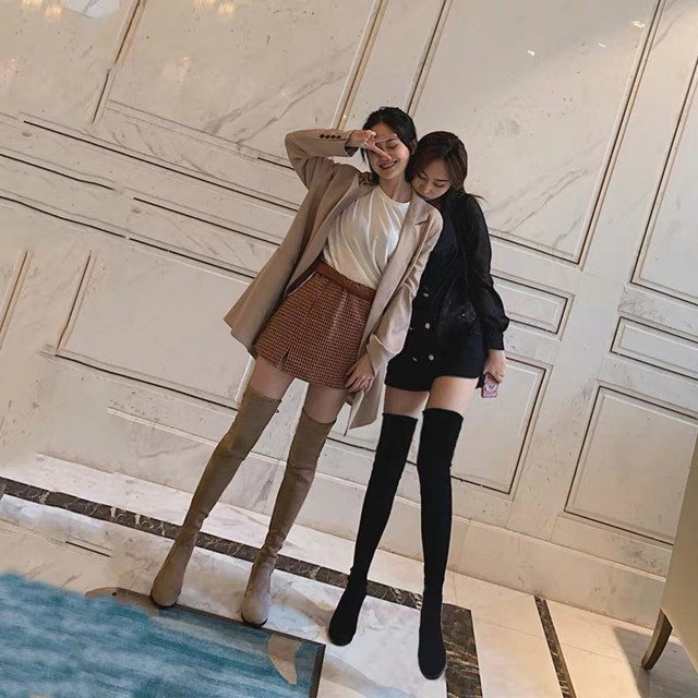 冬天靴子买白色好看还是黑色,冬天靴子女款2022款网红款