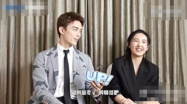 张子枫与吴磊泳池嬉闹！女方穿泳装皮肤白皙，秀出一双纤细胳膊