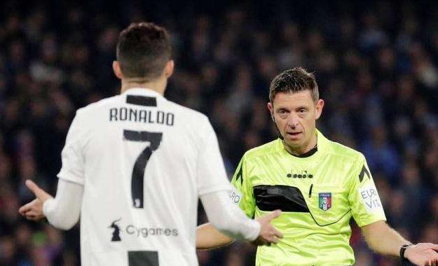 科普：都别争了！IFAB告诉你，梅雷特对C罗的犯规100%红牌！