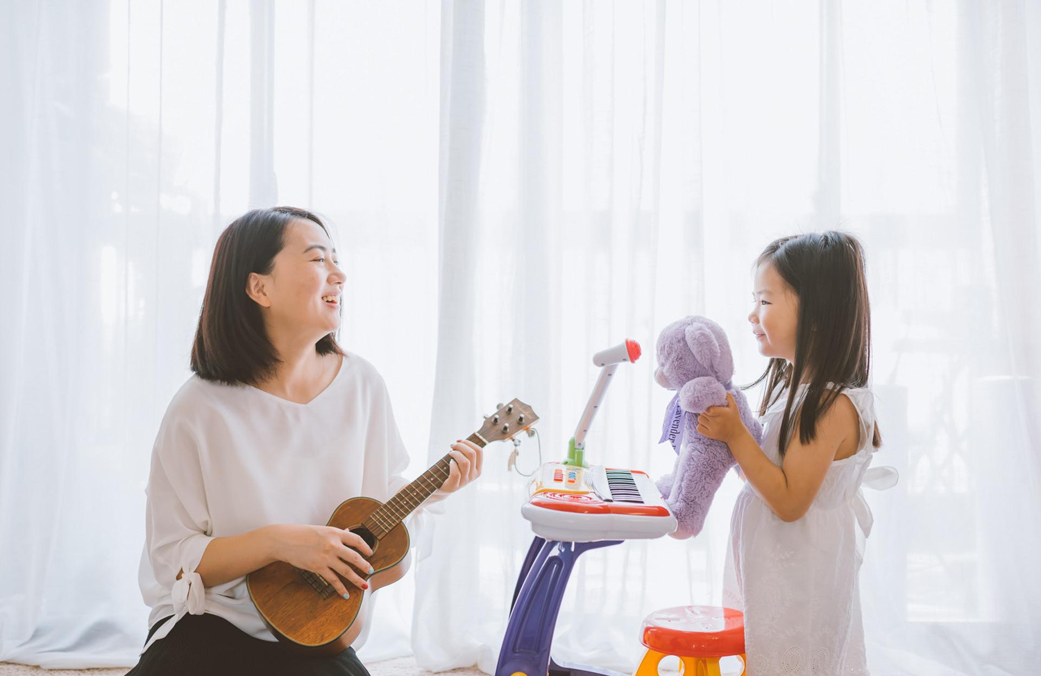 2岁宝宝抢东西怎样引导,被抢玩具的小孩该如何引导