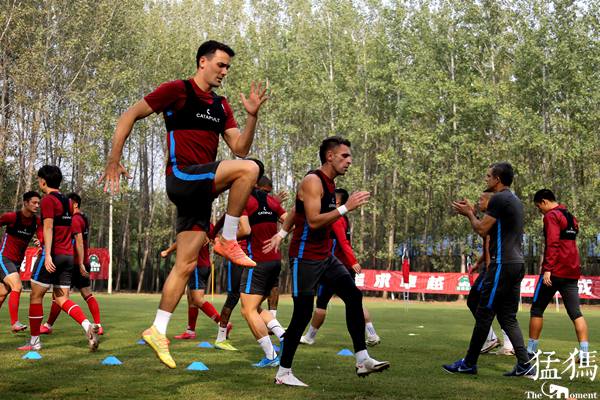 建业主帅哈维尔再给球员训话,建业主教练哈维尔翻译