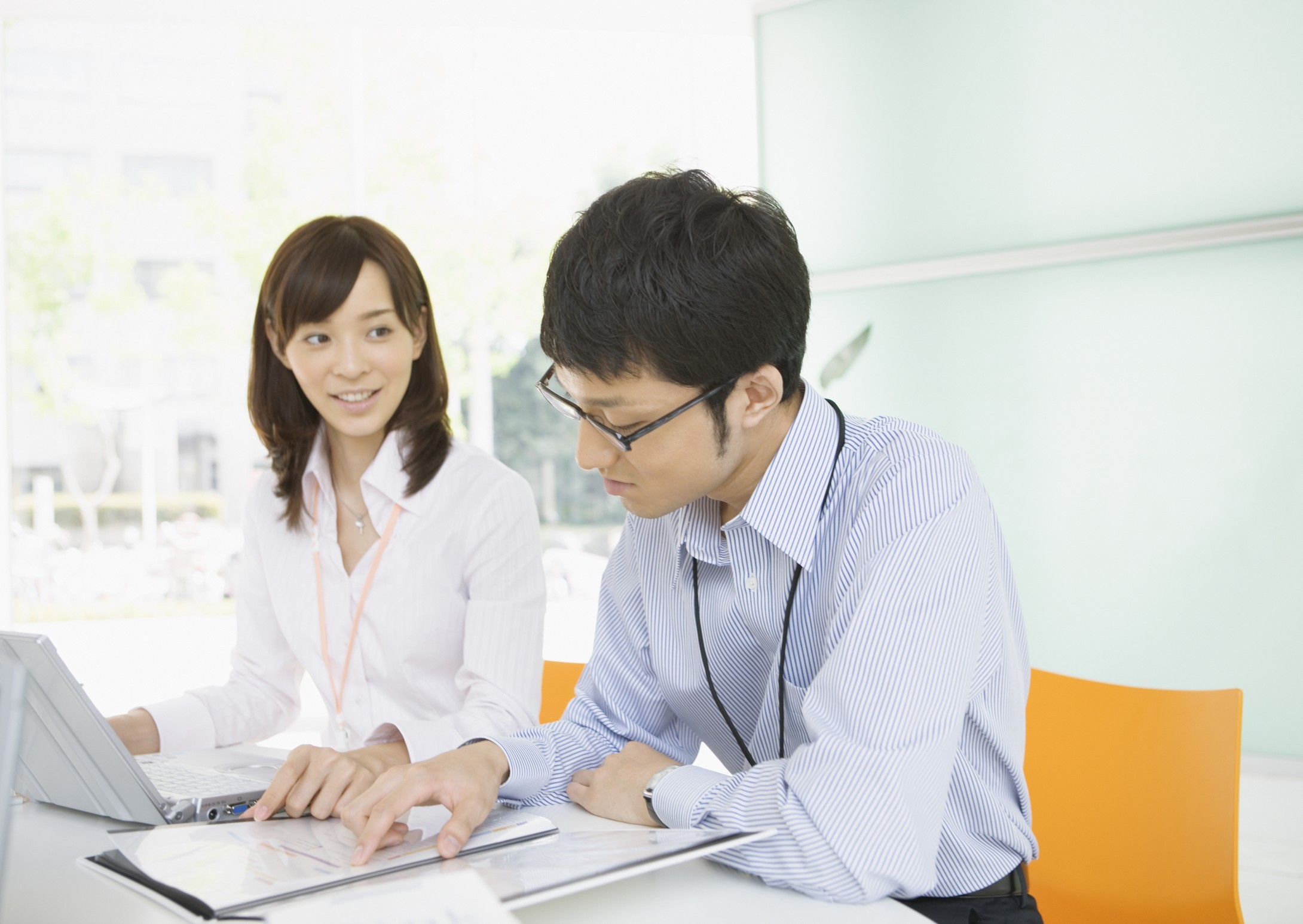 同事背后向领导诋毁你怎么办,同事向领导诬陷你