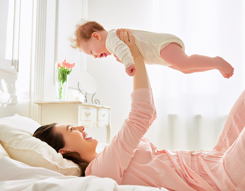 怎么判断宝宝是否会认人,宝宝什么时候认得妈妈