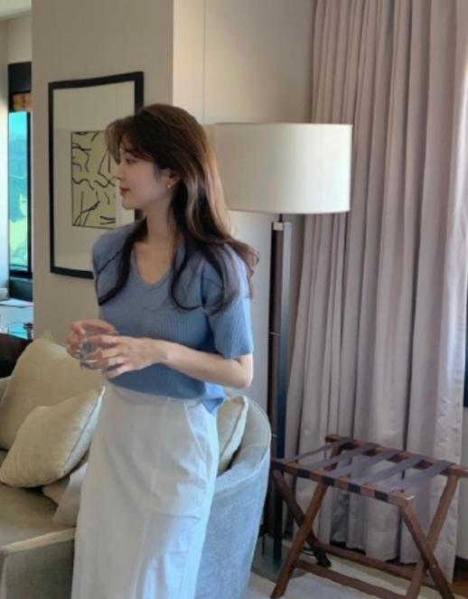 40岁穿针织半裙秋冬搭配,针织开衫搭配半身裙时髦更显气质