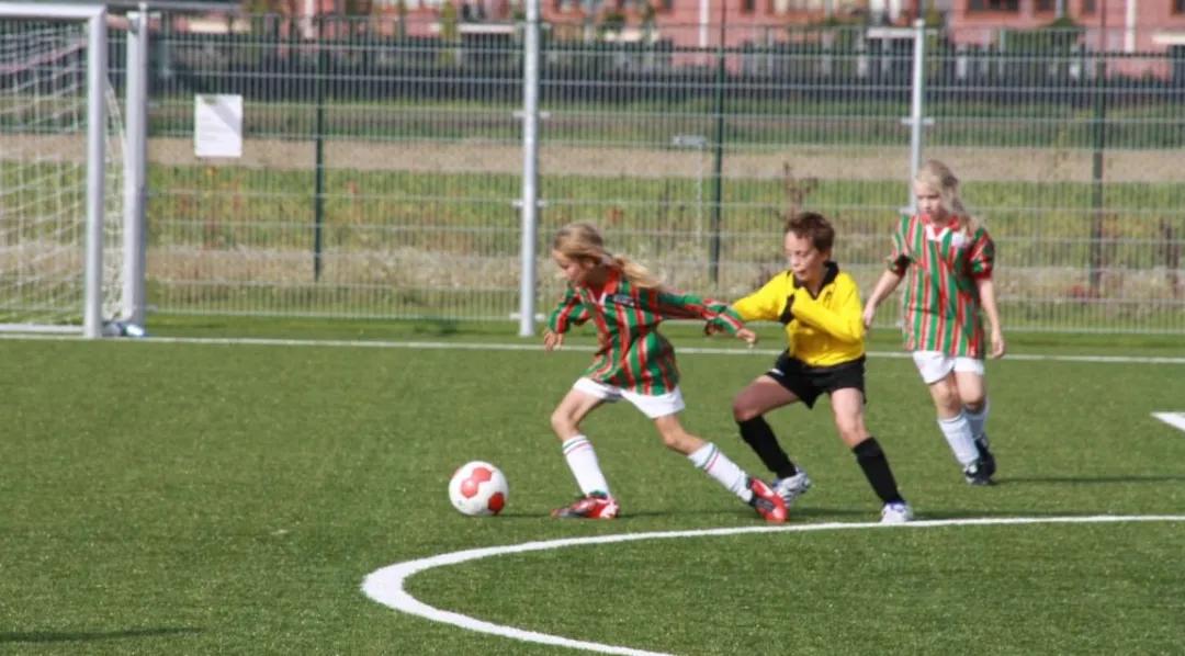 足球打比赛时怎么超常发挥,足球比赛如何克服心理压力