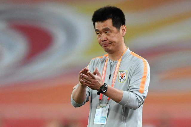 后防新核确定，中场大瘦身，锋线妖星上位，李霄鹏甩掉保守帽子