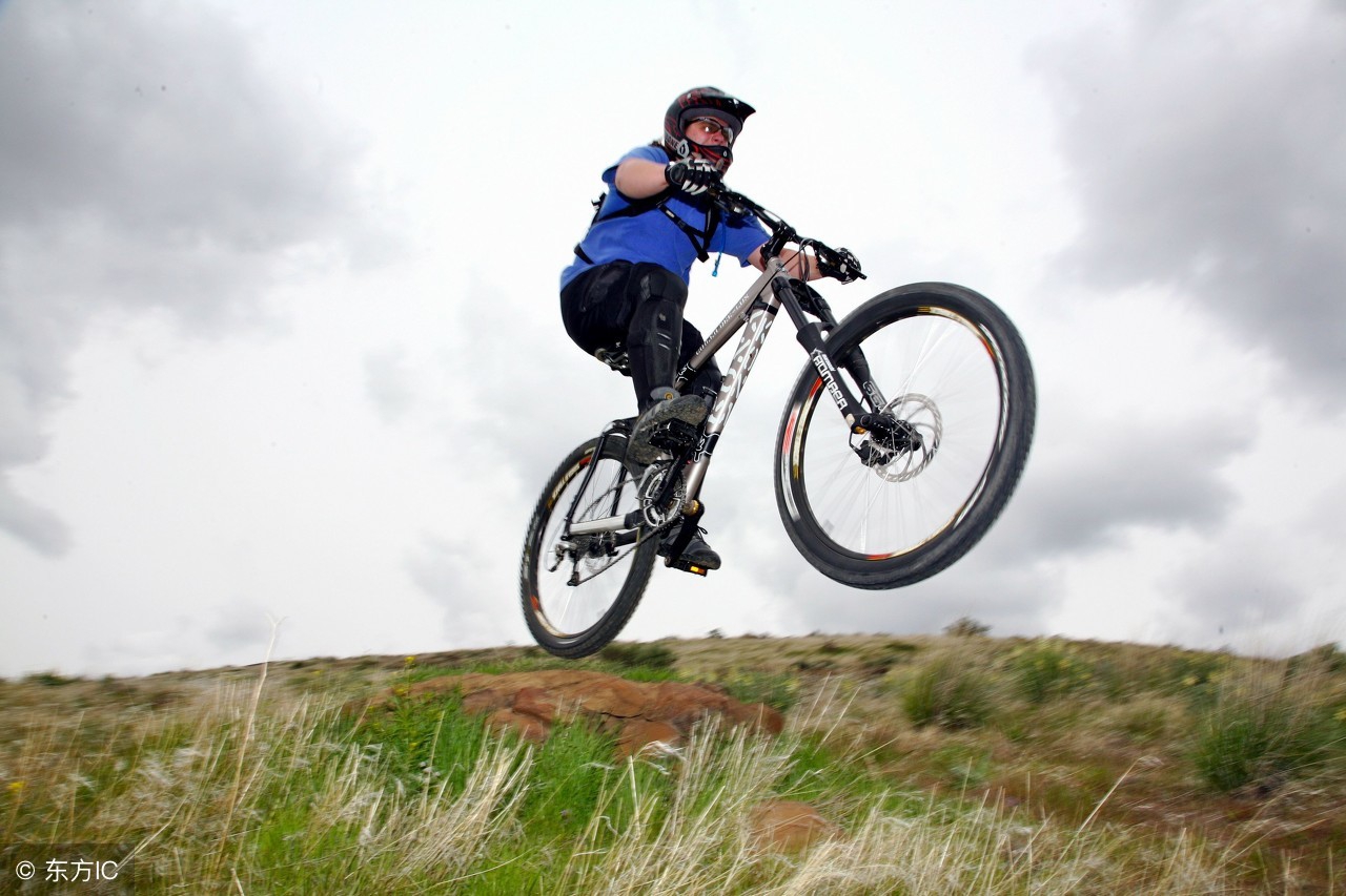 35岁小伙保温杯里泡枸杞,保温杯里泡枸杞90后开始养生