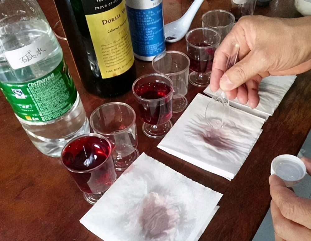 买红酒如何确认真假酒 (怎么从瓶身看红酒是不是假酒)