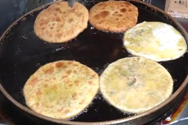 卖粑小哥,合肥小哥靠倒卖致富