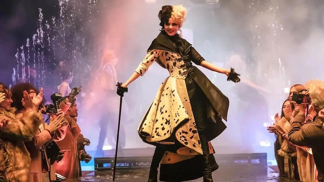 黑白魔女库伊拉被推下悬崖,黑白魔女库伊拉迪士尼动画在线