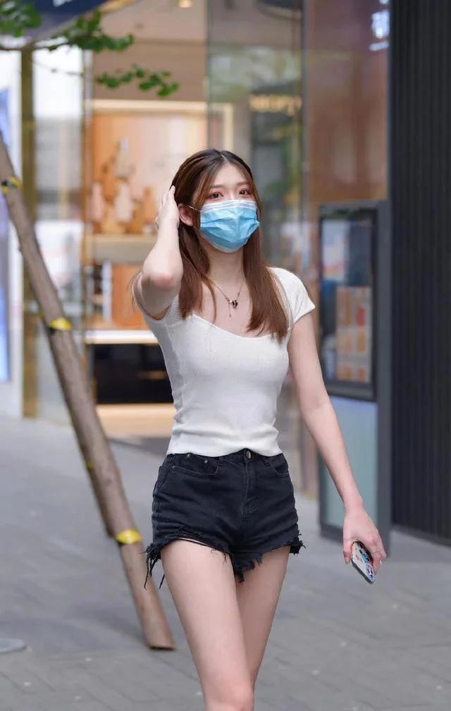 街拍阔腿牛仔裤搭配图片,街拍牛仔短裤穿搭女